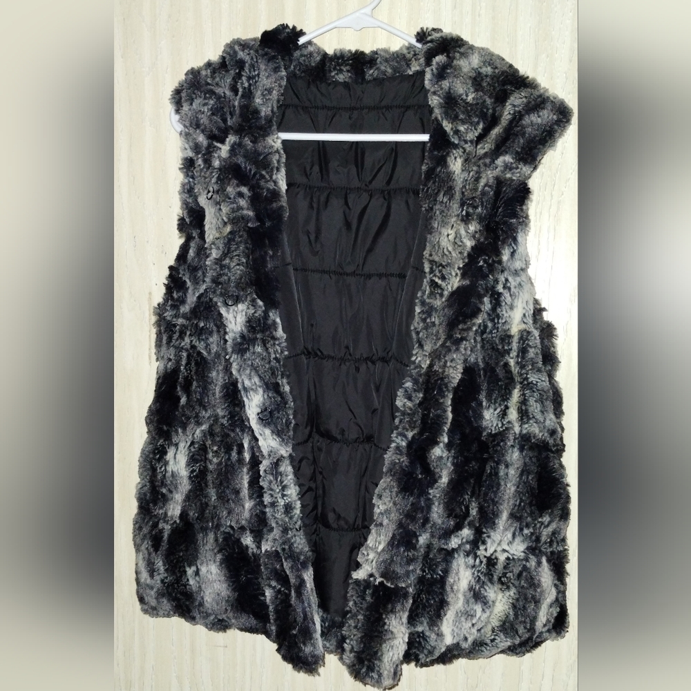 Faux Fur reversible vest with hood. Unbranded Sz. Large